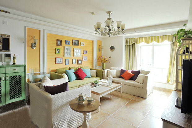沙发背景墙的打造比较简单，黄色的暖暖的感觉。
