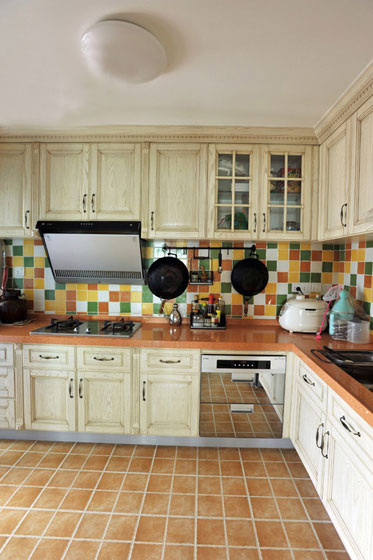 厨房的全景效果看看，非常的宽敞，地中海风格的瓷砖，米白色实木橱柜。
