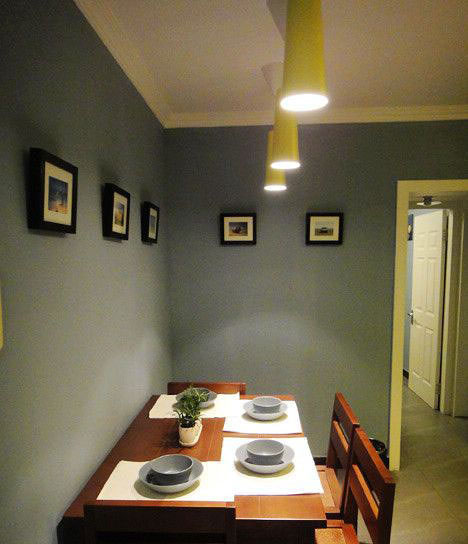 客厅还是小了点，所以平时没客人来的时候，餐桌靠墙放。