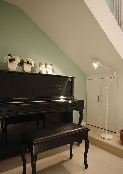 楼梯下方的空间安置着一台钢琴，尽显优雅气质。