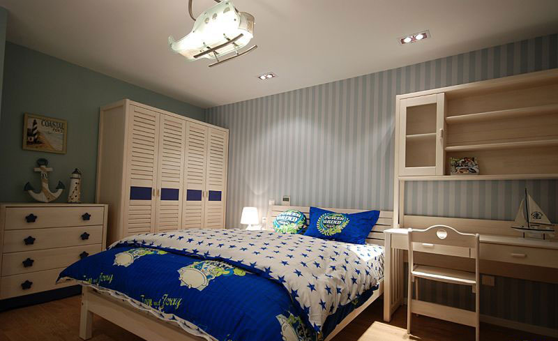 卧室方面先看儿童房，蓝白相间的配色相当的清新。