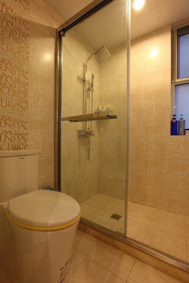 简约风格三室一厅10平米卫生间淋浴区玻璃隔断装修效果图