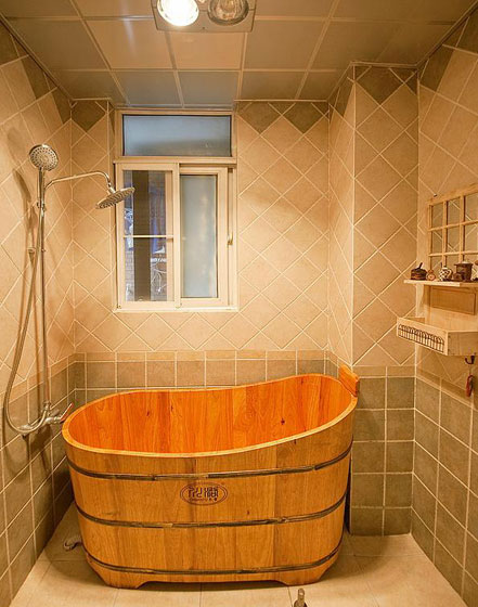 大木桶泡澡，造价也比浴缸来的划算，较重要的是也更符合整个家的风格。