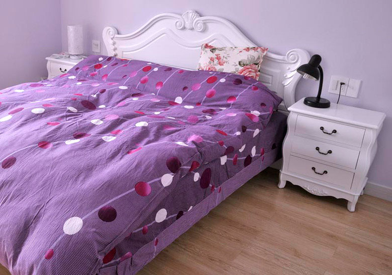 白色实木家具配上我较喜欢的紫色的床上用品，也非常的搭是不是？