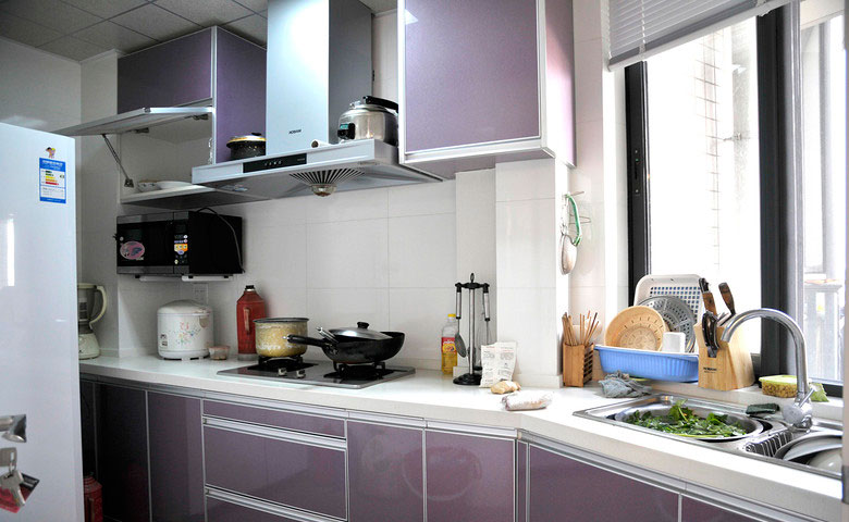 田园风二居室厨房紫色橱柜装修效果图
