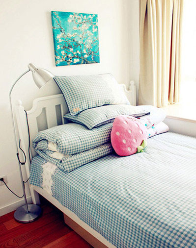 客卧，乳白色的木床和格子床单其实我非常喜欢，有小清新的感觉。