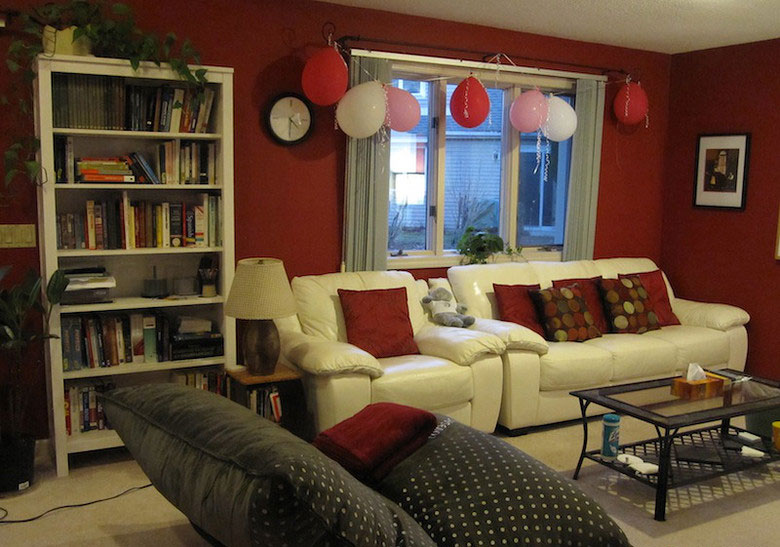 先上张客厅的，然后再按顺序发。客厅的大红色用的很大胆，看久了之后其实也挺舒服的。
