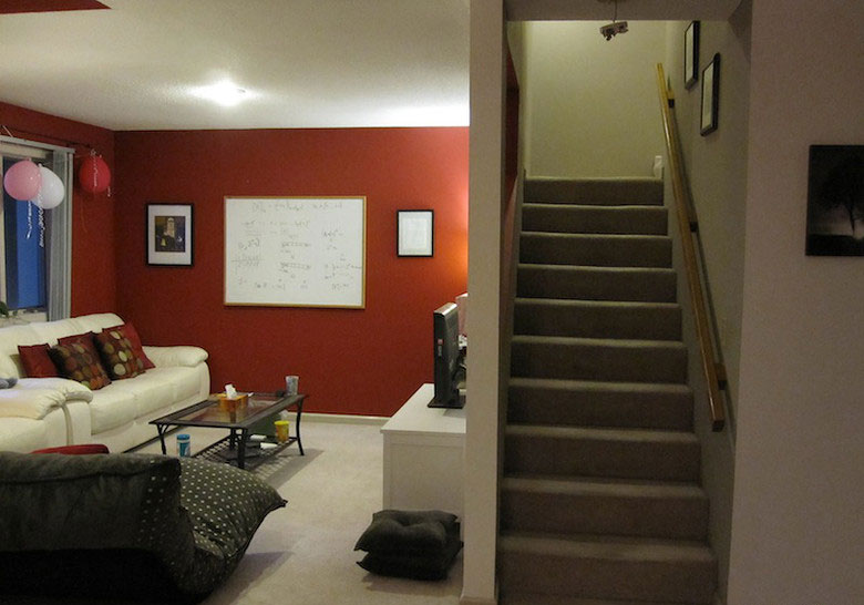 客厅旁边的楼梯，上楼之后便是阁楼和卧室了。