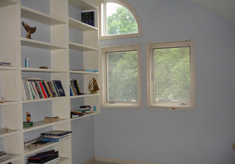 另一个房间，书房。主要的亮点是一整面墙的架子，屋里有点乱，这是刚搬进来时候的照片。