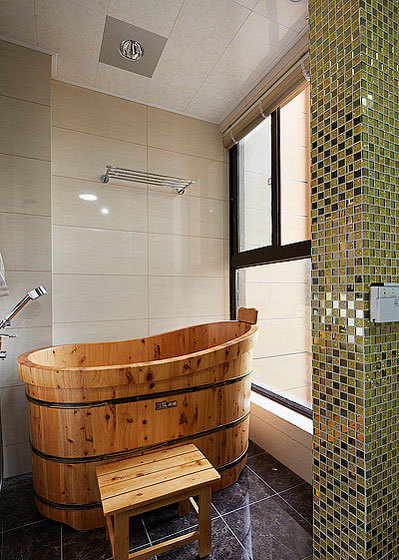 卫生间另一边则放了泡澡的木桶，可以任意选择沐浴方式，随心而定。