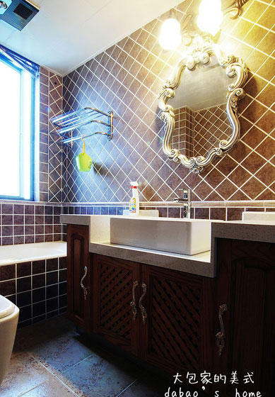 浴缸、咖啡色瓷砖的使用，让洗澡也变得格外舒适。