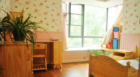 儿童房很清新，看实木小床，实木书桌~~