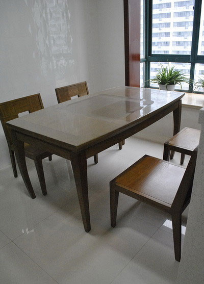 餐厅，还有大飘窗，餐桌也很简约，中规中矩的实木长方桌。
