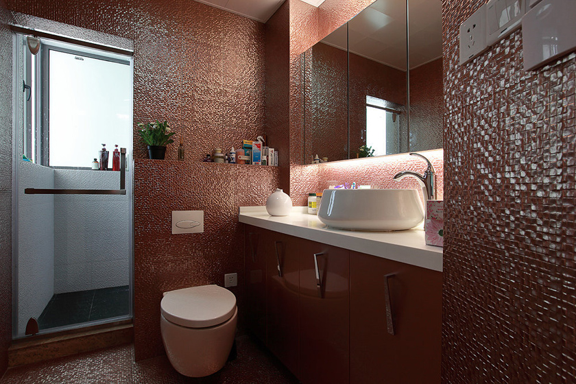 现代风格三室一厅卫生间石材墙面装修效果图