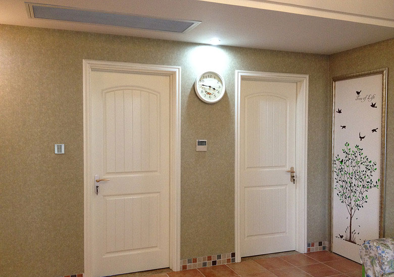 这个是客厅的三扇门，其中一扇是隐形门，做了墙贴，其实是WC的门啦，哈哈！