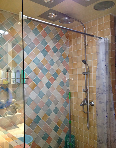 矮墩后面是淋浴房，玻璃隔断，为了节约空间，所以用了浴帘。 