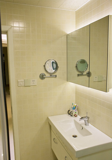 现代简约三居室卫生间洗手台装修效果图