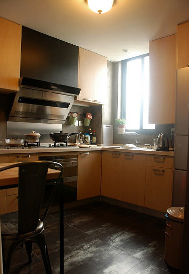 现代时尚公寓厨房橱柜装修效果图
