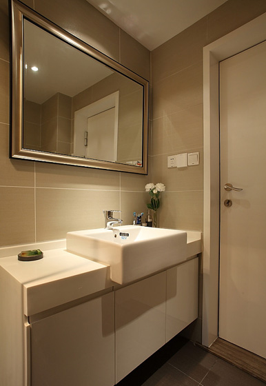 简约风格的洗手台干区，柜子是与门搭配的白色。