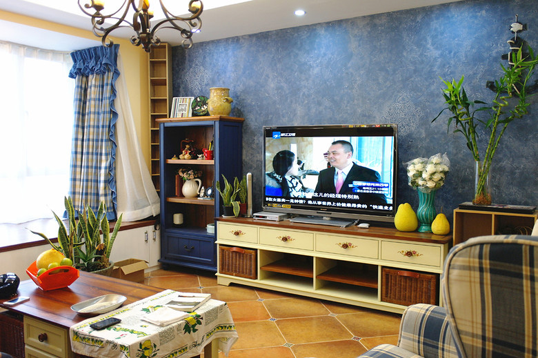 地中海二居室客厅蓝色电视背景墙装修效果图