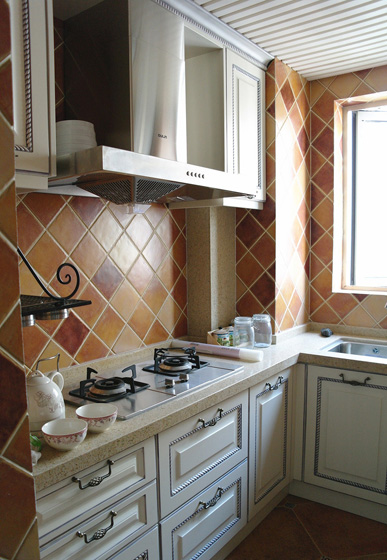 地中海风三居室厨房白色实木橱柜装修效果图