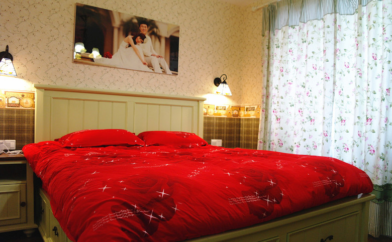田园风主卧，碎花墙纸和窗帘~~床单选择了喜庆的大红色，毕竟是婚房嘛。