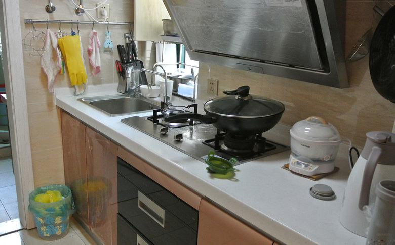 带有生活气息的厨房，面积很小，水槽还是单槽的。