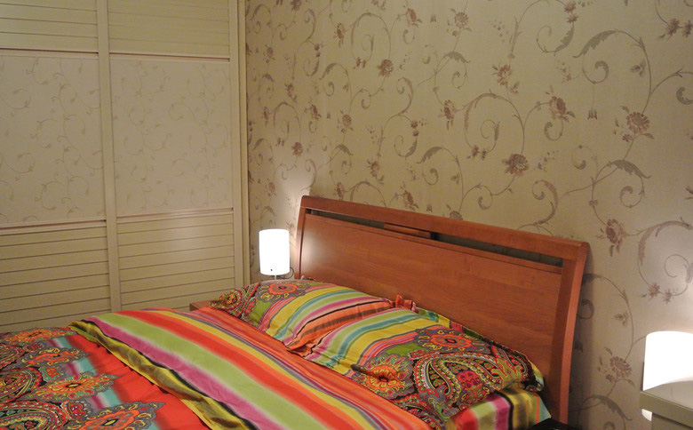 主卧的床和今年较流行的较炫民族风床品，和墙纸配吗？