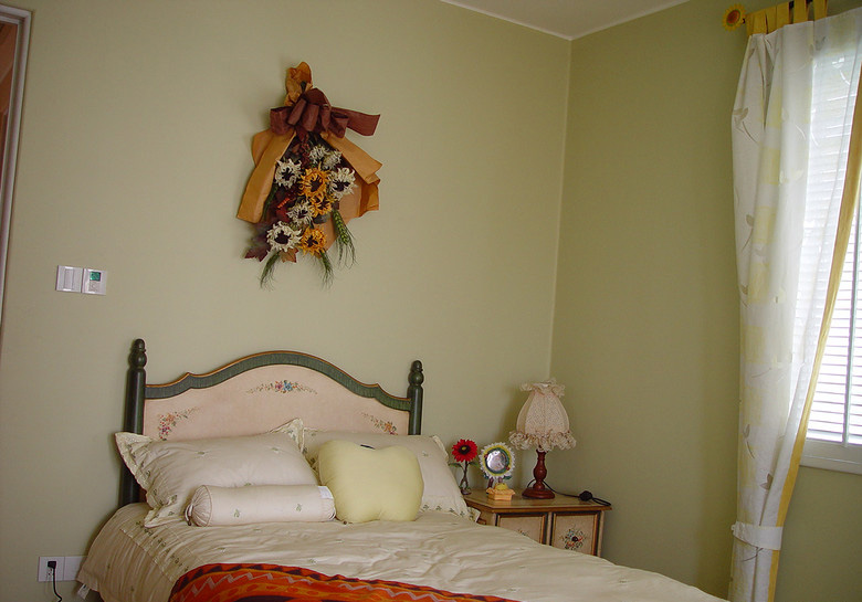 我家宝贝的房间，有点小，不过房间颜色很漂亮温馨。