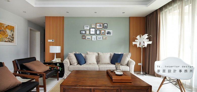 清新客厅,木制家具与布艺家具的有机结合。