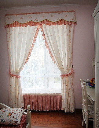 女儿的闺房，房间的布局做了些改造，安上窗帘后，窗子显得宽了很多。