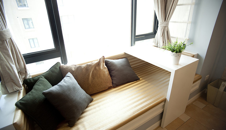 现代风格两室一厅40平米客厅飘窗榻榻米装修设计效果图