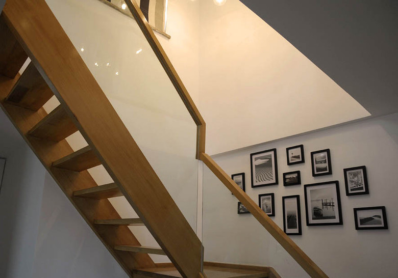 再来仔细研究一下我家定制的木楼梯，还有老公设计摆的照片墙。