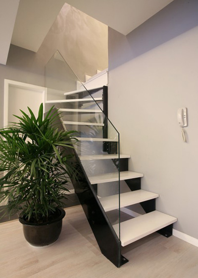 简约风格复式楼客厅楼梯玻璃扶手装修效果图