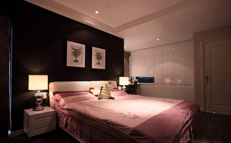 次卧，虽然背景墙也采用了黑色系，用粉红色的床品来缓和了一下。