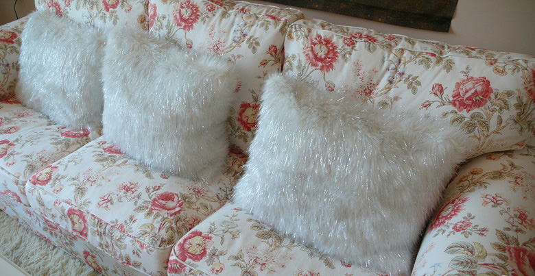 属于我们两个人的沙发，这个毛毡摸着很舒服，沙发坐上去软软的。