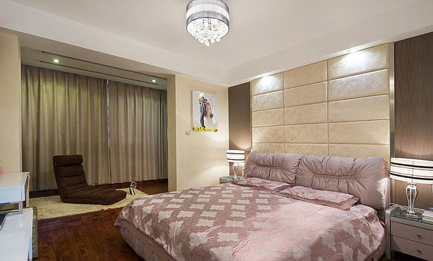 卧室里选择的都是温馨的元素，例如奶油色，淡淡的灯光，淡紫色的床罩，软软的床头软包等。