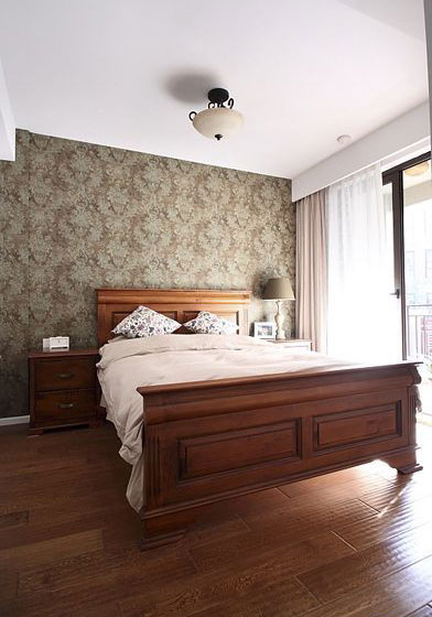 卧室，碎花壁纸也是按照美式风格来挑选的。