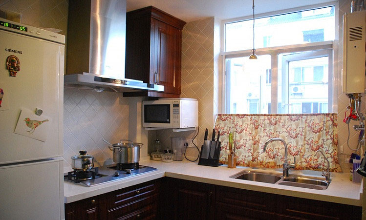 这是俺家的厨房了，冰箱、微波率是以前的，欧式风格的全新橱柜是网上淘的。