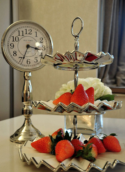 果盘和小时钟，还有我钟爱的红艳艳的草莓~