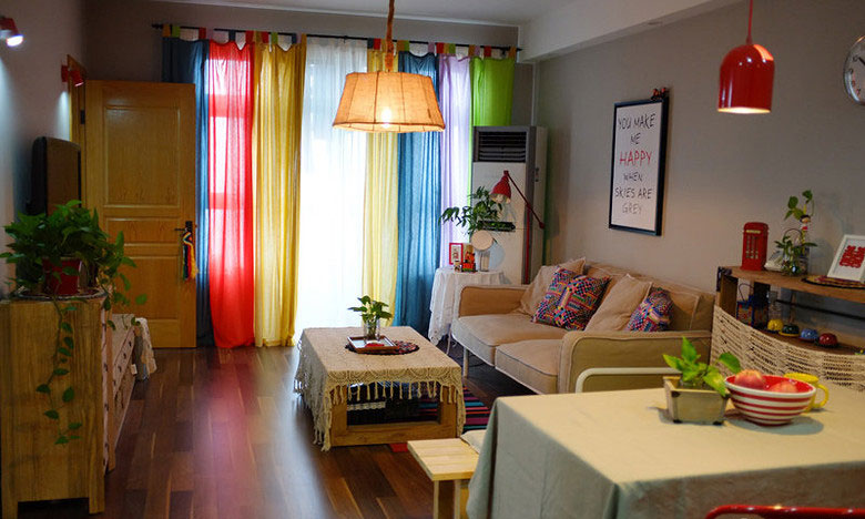客厅，一看就知道新家很独特的风格，色彩很丰富，但是看着很搭，特别是七彩的窗帘。