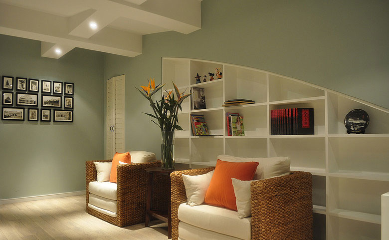 书架与沙发，其实也可以算是书房的一部分，也可以用来招待客人。