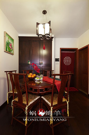 中式餐桌中式柜子还有灯笼形状的中式灯具！