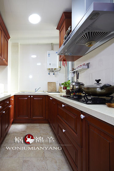 130平中式三居室厨房实木橱柜装修效果图