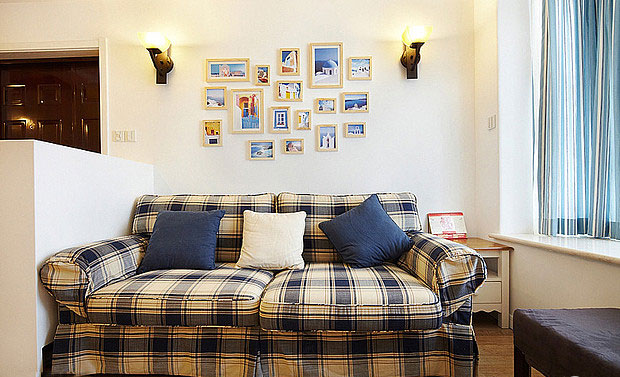 沙发灯具都是地中海的款式~还有温馨美观兼具的照片墙。