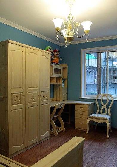 儿子的房间，为了环保，家具都是买的原木材质的。