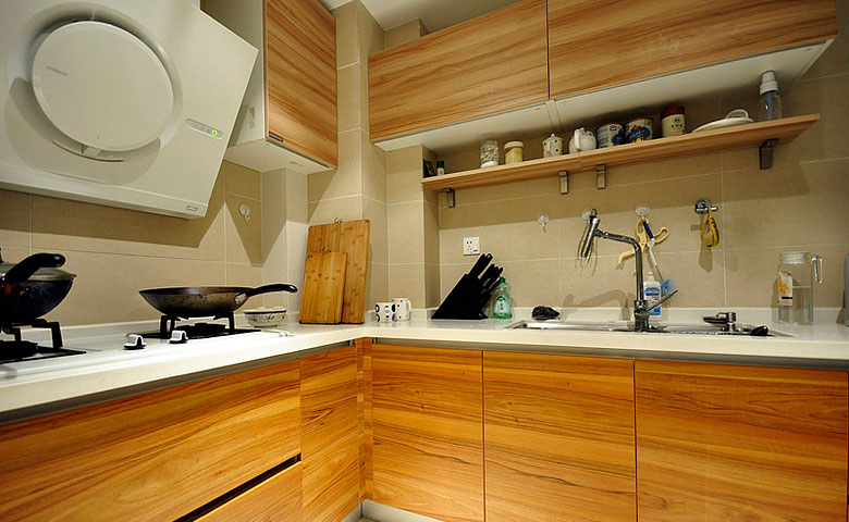 混搭中式二居室原木纹厨房橱柜装修效果图