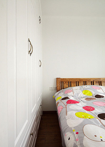 衣柜的颜色选择和厨房一样的乳白色，但是依旧选择了原木的实木床。