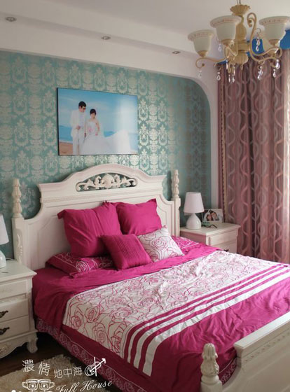 主卧室力求打造清新高雅的氛围，选墙纸环保较重要！