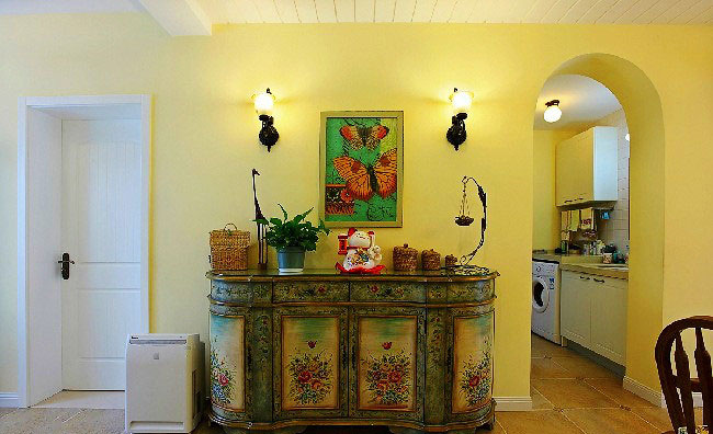 这个手绘的柜子不错吧，从这个角度可以看到厨房。
